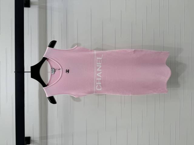 上新原单高端品质 Chane* 2025早秋最新系列！圆领针织背心裙！定制进口羊毛针织材质 质感高级舒适 圆领针织背心裙 撞色条纹装点在领口包边部分 彰显品牌个