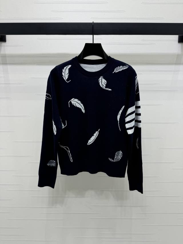 上新原单高端品质 Thom Brown* 2025早秋最新系列！羽毛图案套头毛衣！定制羊毛针织材质 舒适柔软 质感十足 圆领套头毛衣 通体羽毛图案 衣袖装点经典
