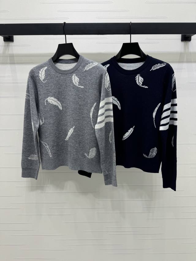 上新原单高端品质 Thom Brown* 2025早秋最新系列！羽毛图案套头毛衣！定制羊毛针织材质 舒适柔软 质感十足 圆领套头毛衣 通体羽毛图案 衣袖装点经典