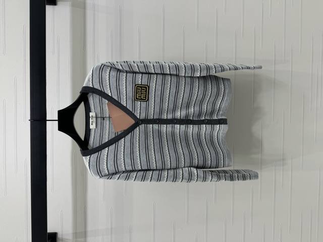 上新原单高端品质 Miumi*2025早秋最新系列！条纹针织长袖开衫！定制全棉纱线织造 弹力舒适 透气好穿 V领针织短袖开衫剪裁 美化头肩比例更显瘦 领前标志性