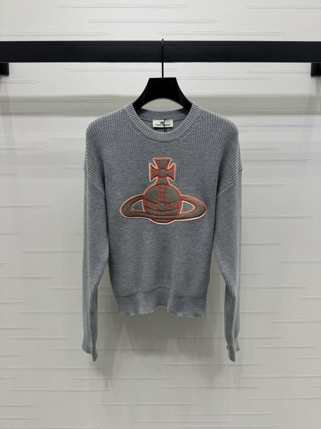 上新原单高端品质 Vivienewestwoo* 2025早秋最新系列！土星刺绣套头毛衣！定制羊毛纱线织造 质感高级 舒适柔软 肌理明显 圆领落肩长袖毛衣 突出
