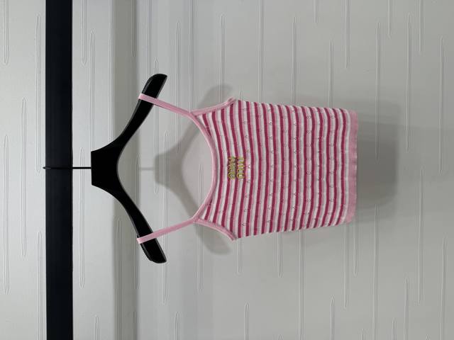 上新原单高端品质 Miumi*2025春夏最新系列！针织条纹吊带背心！定制全棉纱线织造 细腻肌理 透气舒适 细肩带条纹吊带背心剪裁 通体三色条纹交织 搭配弹性十
