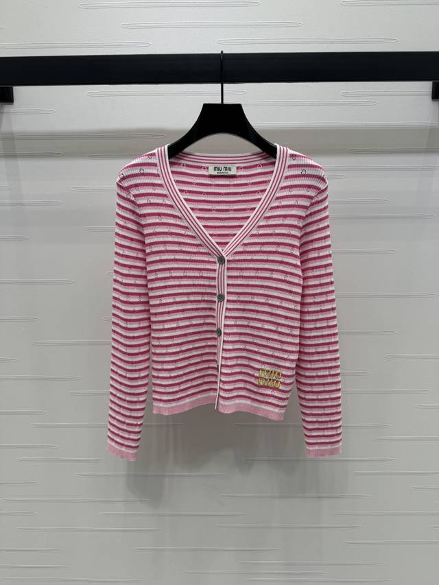 上新原单高端品质 Miumi*2025早秋最新系列！针织条纹V领长袖开衫！定制全棉纱线织造 细腻肌理 透气舒适 长袖V领开衫剪裁 通体三色条纹交织 搭配弹性十足