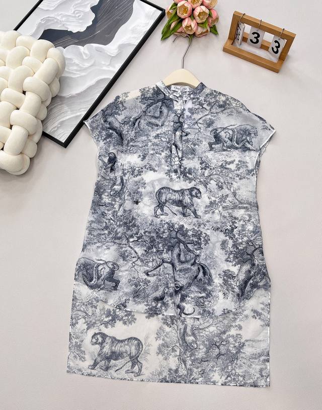 Dior新款丛林动物图案印花衬衣裙 ，是自然与时尚的完美邂逅。 落肩小飞袖设计，似蝴蝶轻落肩头，巧妙修饰肩部线条，不经意间流露出柔美的女性气质 。前短后长的H剪