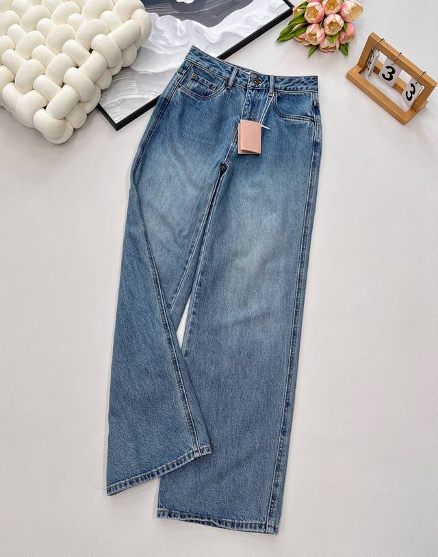 Miumiu新款后撞色假口袋直筒高腰显瘦牛仔裤 独家高版出品！自带摩登复古感，日常搭配调性满满！日常又百搭的单品，直筒裤型不挑腿型 ，什么身材通通可以穿！谁穿谁