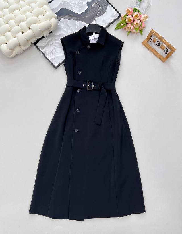 Dior2025新款西装式无袖连衣裙，优雅与干练的完美融合！经典迪奥基因注入全新设计，2025 新款侧边排扣西装无袖连衣裙，以挺括西装面料为骨，利落剪裁勾勒曼妙