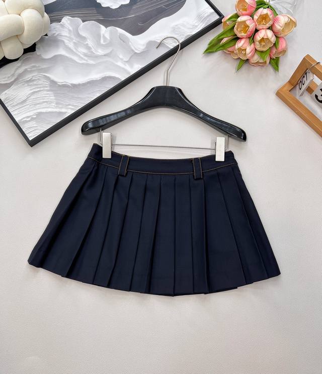 Miumiu25Ss春夏新款汔军蓝学院风少女压褶短半裙丨独家Yb开发！高版出品！进口斜纹精纺面料质感超赞！复古学院风文艺少女必入单品！定位贴布刺绣字母，版型上身