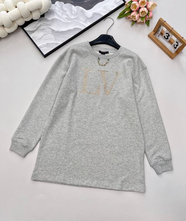Louis Vuitton25Fw早秋新款字母烫钻链条长款卫衣丨独家高版出品！长款套头卫衣裁剪 可上衣可裙子 凸显品牌格调 采用克重纯棉制成 略带有弹力 呈现显