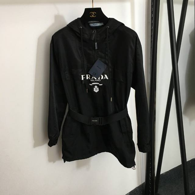 款号 7725 Prad*新款 字母印花 安全扣腰带收腰 半拉链长袖连帽卫衣 冲锋衣，魔术贴袖口，黑色，Sml， M码；肩宽49，胸围110，袖长52，衣长70