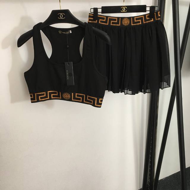 款号 6577 Versac*新款休闲套装，美杜莎织带收腰运动背心+百褶短半裙，黑色，S-Xl， M码；胸围78，衣长32；腰围66弹力，长37 .