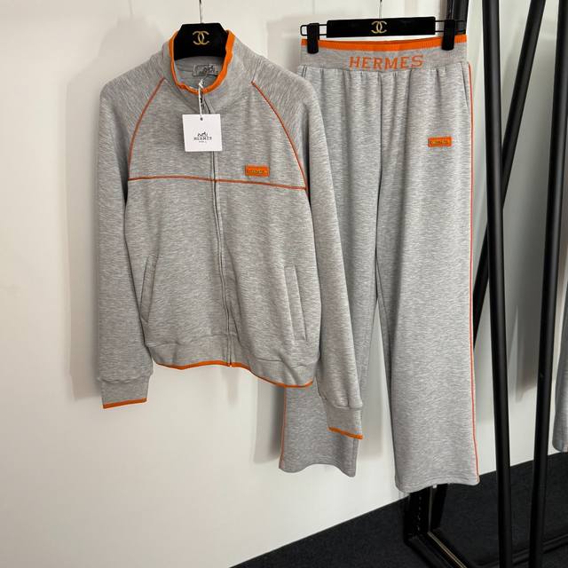款号20254096 Herme*新款运动套装，Logo皮标装饰立领长袖拉链外套+休闲长裤，灰色，卡其色，深蓝色，杏色，S-Xl， M码；胸围98，袖长70，长