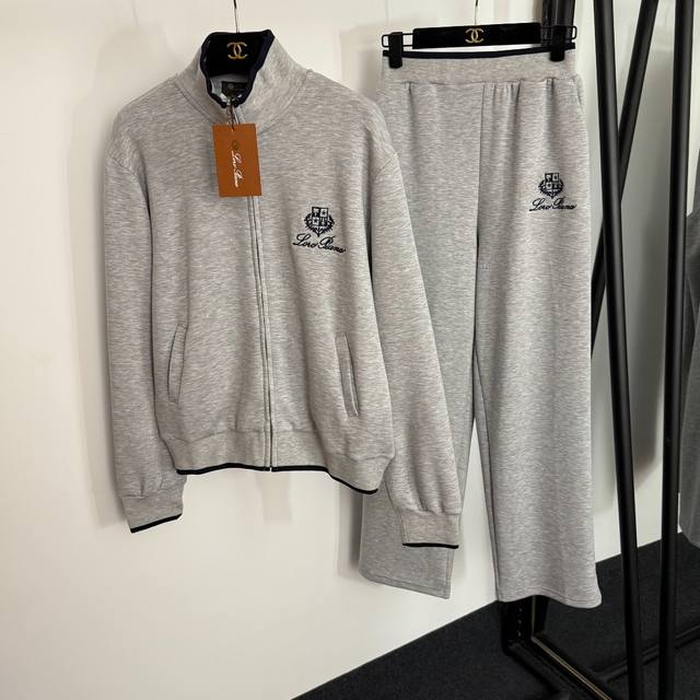 款号20254095 Loro Piana*Lp新款运动套装，Logo刺绣 立领长袖拉链外套+休闲长裤，灰色，米白色，卡其色，灰蓝色，S-Xl， M码；肩宽43