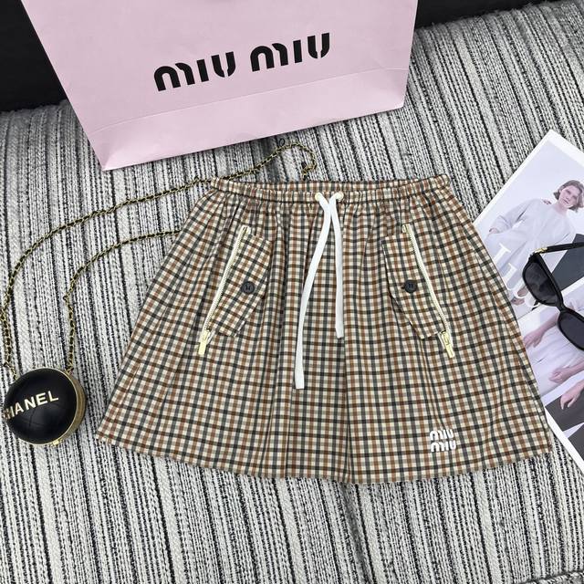 强烈推荐 25年早春夏系列 Miu*新款格纹松紧腰短半裙 字母印花点缀 Yb定制面料 不是市场的普通棉质面料 Sml .