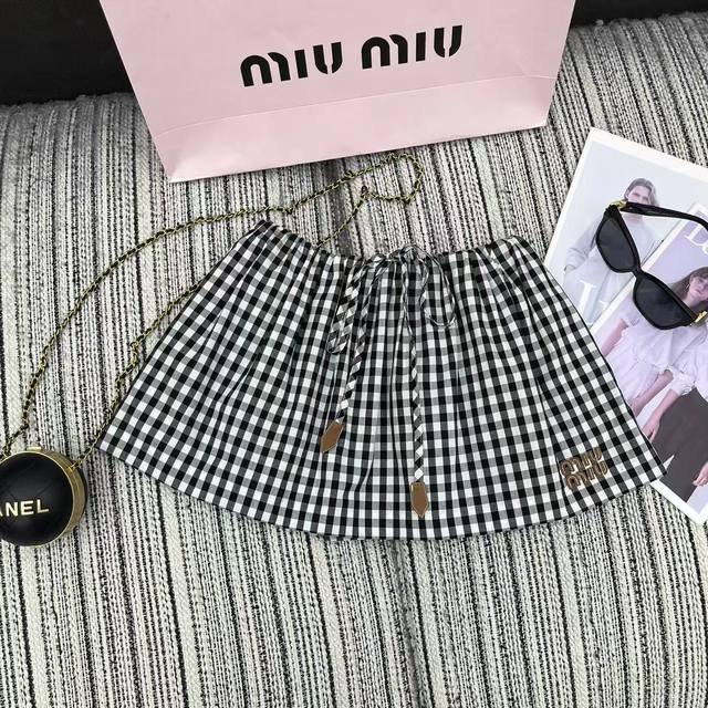 强烈推荐 25年早春夏系列 Miu*新款格纹松紧腰短蓬蓬半裙 皮字母贴布绣点缀 Sml .