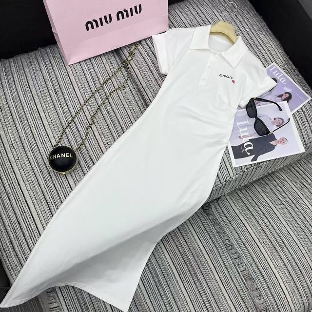 强烈推荐 25年早春夏系列 Miu*新款翻领飞袖连衣裙 褶皱腰部设计 刺绣字母点缀 两色Sml .