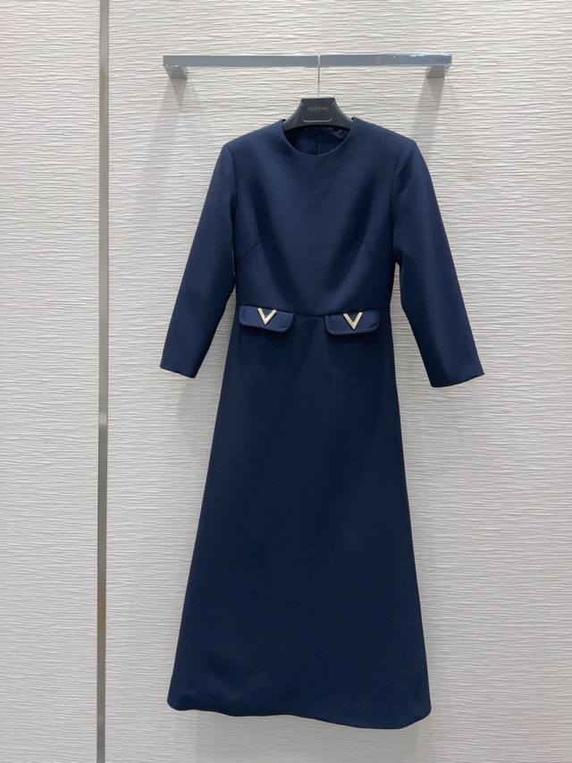 Valentin*O2025Ss气质裙，经典款设计，上身精致又干练得体，搭配起来随心应手！定制的进口面料挺括有型，满满的高级感。质感十足，时尚潮流，推荐入手！