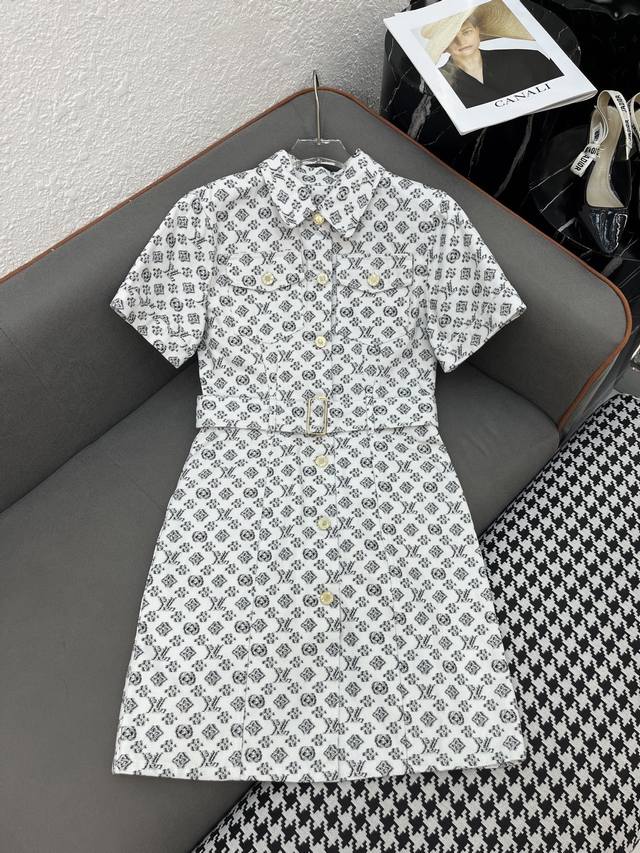 Louis Vuitto* 25Ss新款翻领连衣裙 老花印花牛仔面料装饰 时尚大方 单色三码Sml