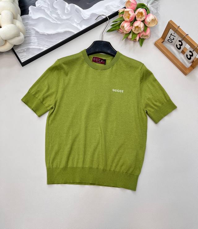 Gucci2025新款徽标字母针织短袖，定制Yb丝毛纱线织造 柔软亲肤 舒适有型 圆领针织短袖剪裁 美化头肩比例更显瘦 通体细密纹理 配合螺纹弹力包边 贴合身形
