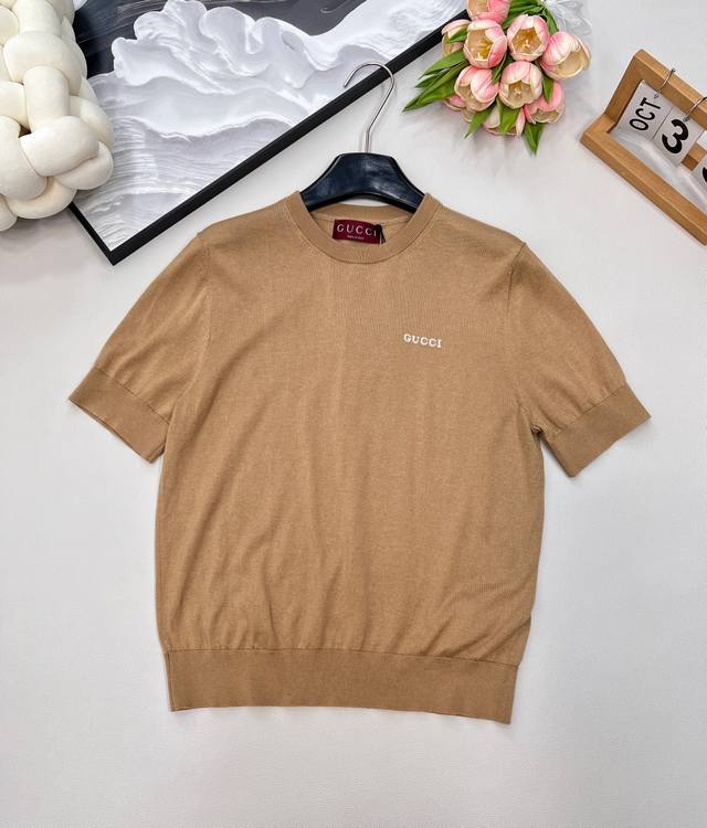 Gucci2025新款徽标字母针织短袖，定制Yb丝毛纱线织造 柔软亲肤 舒适有型 圆领针织短袖剪裁 美化头肩比例更显瘦 通体细密纹理 配合螺纹弹力包边 贴合身形