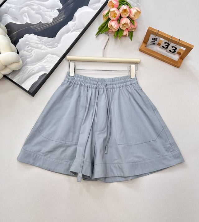 Loewe25Fw早秋新款连帽抽绳拉链外套+短裤套装丨独家高版出品！斗篷式伞状A字裁剪 尽显时髦格调穿搭 配合胸前图腾徽标 展现品牌风范 穿搭尽显个性风采 搭配