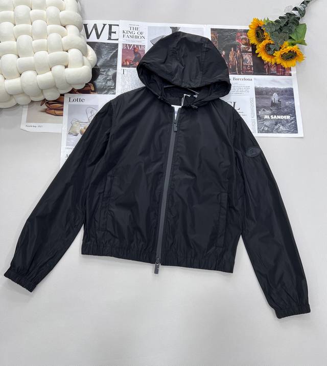 Burberry 新款战马连帽防晒外套，尼龙面料制成，设计有可调式抽绳连帽以及双拉链设计！后背骑士战马印花。 标志性战马刺绣跃然短裁廓形，连帽设计兼具防晒与街头