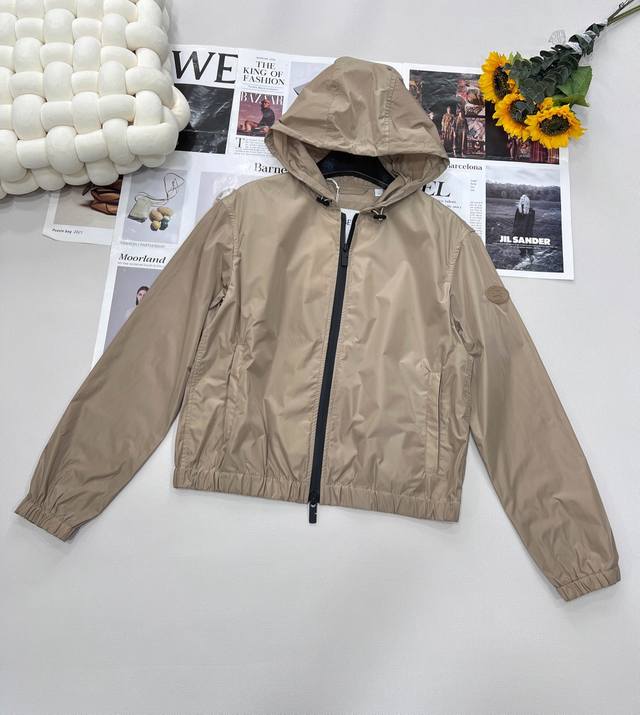 Burberry 新款战马连帽防晒外套，尼龙面料制成，设计有可调式抽绳连帽以及双拉链设计！后背骑士战马印花。 标志性战马刺绣跃然短裁廓形，连帽设计兼具防晒与街头