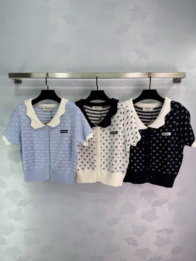 Miumiu*2025春夏新款娃娃领针织开衫 小碎花图案精致 娃娃领设计超减龄 版型突显身材 俏皮减龄显白 日常出行或聚会轻松驾驭！3色3码Sml T226B.