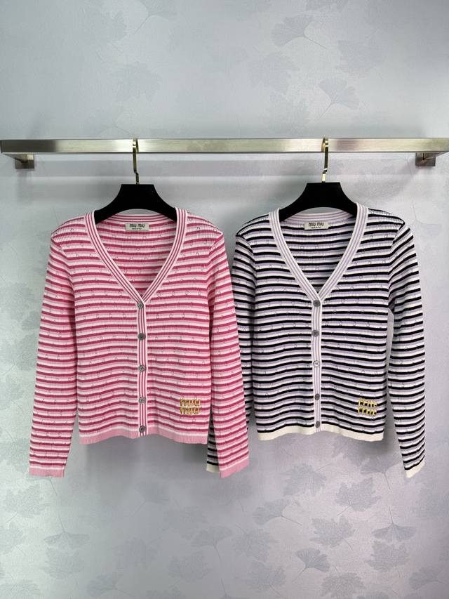 Miumiu*2025春夏新款条纹针织V领开衫 胸前金色Logo刺绣点缀 竖条纹设计显瘦又时尚 搭配同色系吊带背心出彩洋气！2色3码Sml T226B.