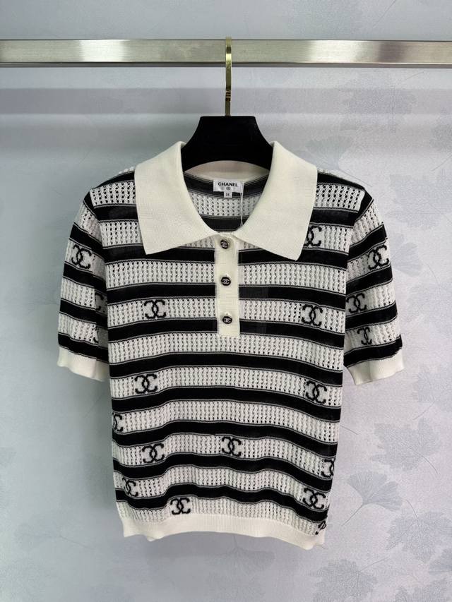 Chane*25夏季新款针织Polo领短袖满身双C Logo 自带高奢辨识度 彰显品牌底蕴与时尚传承 针织纹理细腻 镂空编织透气舒适 搭配品牌标志性纽扣 细节处