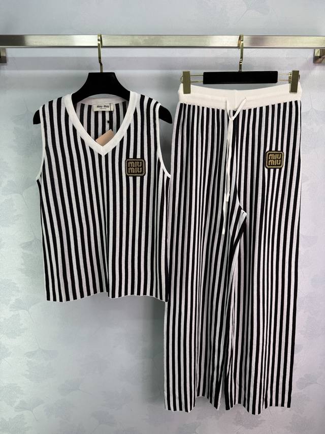 Miu*2025春夏新款黑白条纹套装，V领背心+阔腿裤，经典条纹设计配金色Logo，减龄松弛，日常随意驾驭！1色3码Sml T226B.