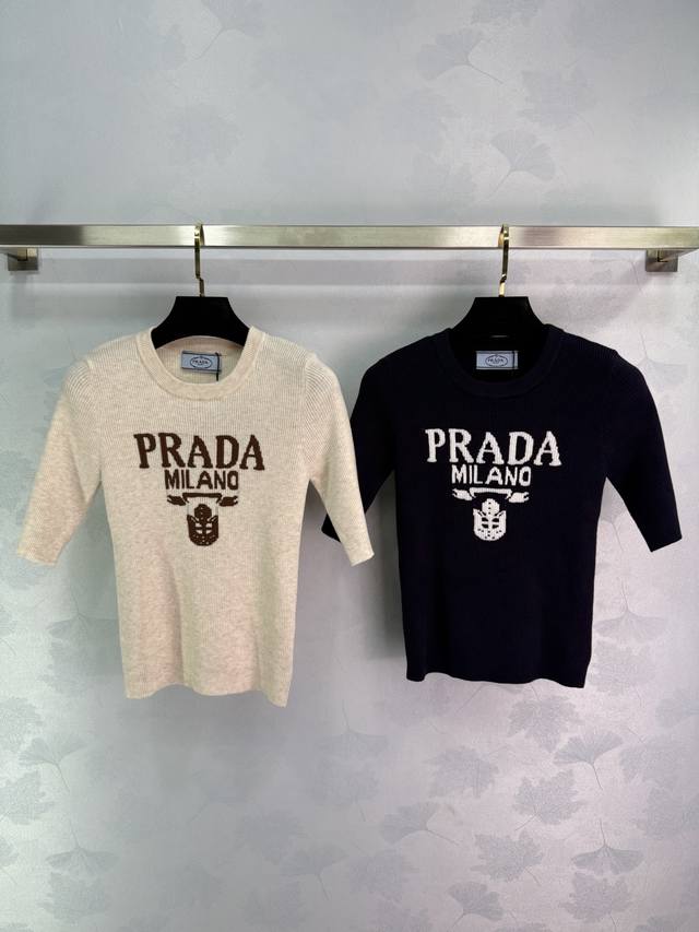 Prad* 2025春夏最新系列！圆领针织短袖！定制羊毛针织材质 柔软细腻 质感舒适 胸前字母徽标装饰 展现品牌调性 丰富视觉效果 常规版型 上身尽显简单高级