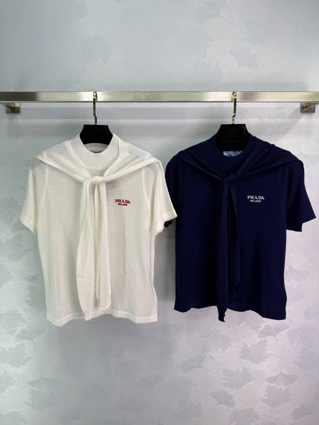 Pr*2025春夏新款针织短袖两件套 带可拆卸披肩设计 胸前刺绣Logo 展示品牌调性 百搭款式不挑年龄肤色 更显松弛有度假感 上身适配减龄时！2色3码Sml