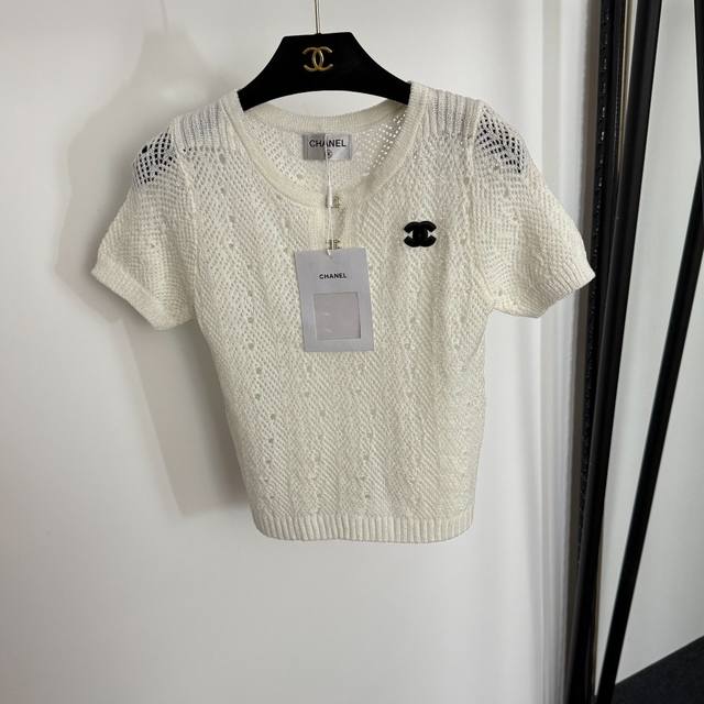 款号20254072 Chane*新款 小香植绒Logo镂空短袖针织衫 上衣，米白色，黄色，粉色，黑色， 均码；胸围72，袖长17，衣长47 .