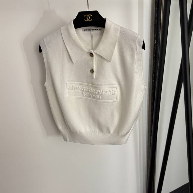 款号20254080 Alexander*大王家新款 Logo字母空气提花翻领针织背心，白色，蓝色， 均码；胸围90，衣长46 .