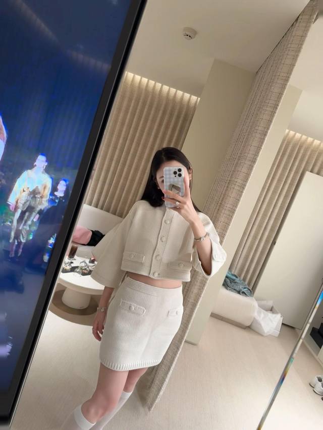 Chane* 25A手工坊系列新款 短款廓形针织开衫丨独家Yb开发！高版出品！粗纹路的织法 呈现出肉眼可见的质感 又增加了柔美的氛围 精致阔版小短款外套 上身尽