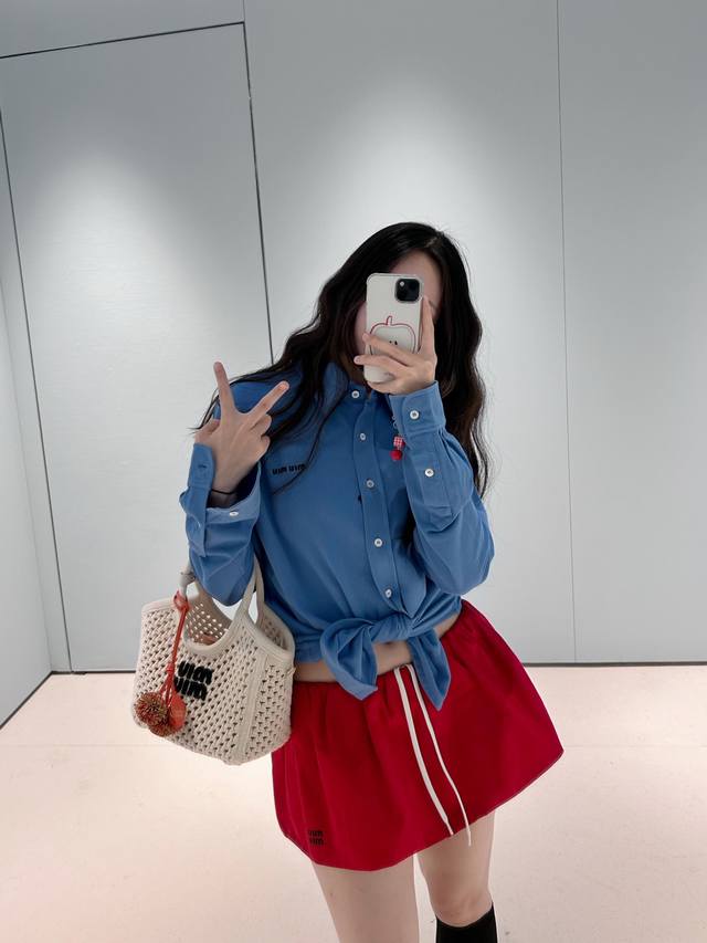 Miumi* 25Fw早秋新款 微标刺绣珠地棉长袖衬衫丨独家Yb开发！高版出品！胸口饰有撞色品牌标识刺绣徽标经典Polo版型 翻领设计 休闲而精致的设计风格 休