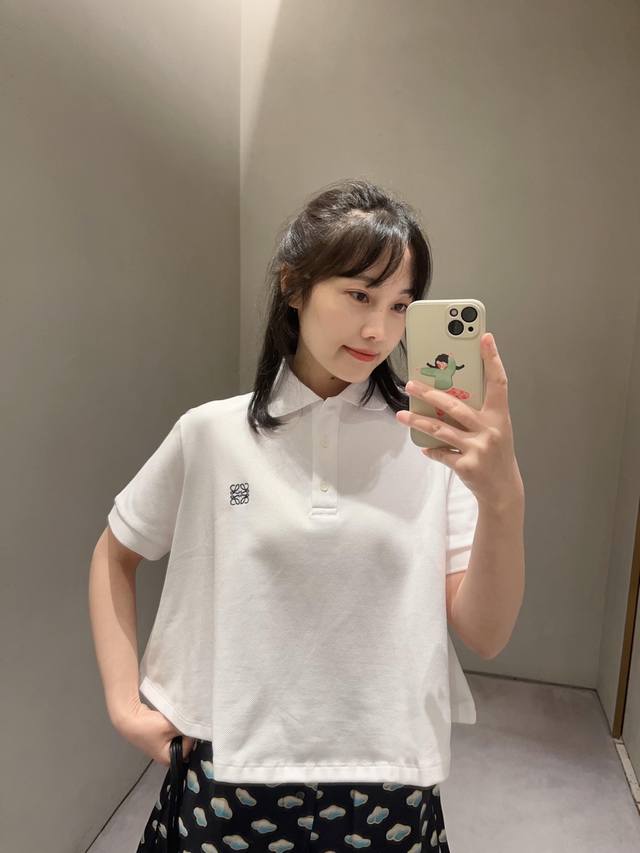 Loew* 25Ss春夏新款 经典字母Logo刺绣Polo衫丨独家高版出品！清爽又时髦的Tee也太好看啦搭配俏皮减龄的Polo领以及下摆宽松设计 轻松拿捏时髦氛