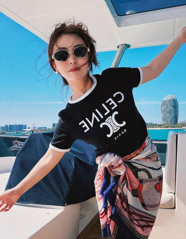 Celin* 25Ss春夏新款 胸前经典Logo字母印花圆领短袖T恤丨独家高版出品！很有辨识度，耐看又时髦，不失Vintage风格耐磨耐穿，久穿不易变形，经典圆