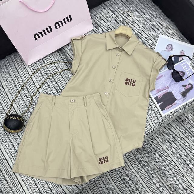 强烈推荐 25年春夏系列 Miu*新款翻领飞袖衬衫搭配高腰短裤套装 皮字母贴布绣点缀Sml .