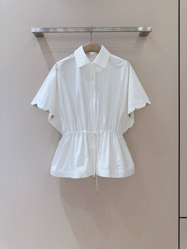 Louis Vuitto*25新品 翻领抽绳收腰褶皱花边衬衣 定制全棉材质 质感舒适细腻 翻领衬衫版型 腰间抽绳起到收腰效果。 这款衬衣上身效果简直绝了，满满的