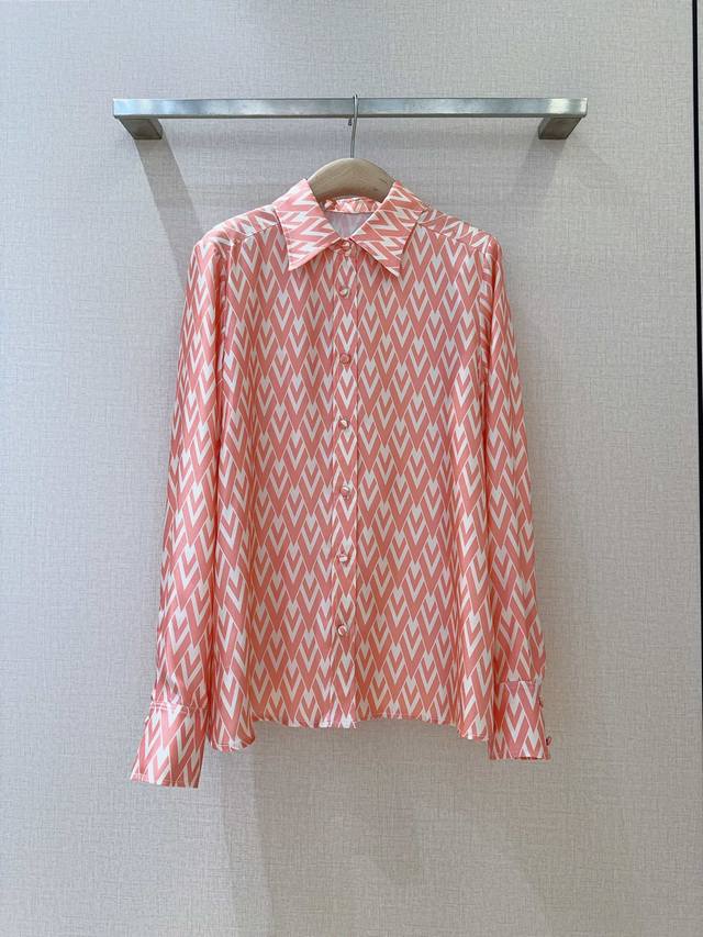 Valentin*O、早春新款 大面积复古波V印花衬衫、翻领皮粉色，采用100% Heavy Silk面料制成、很有少女感也不庸俗、凸显微微的设计感、本布包扣、