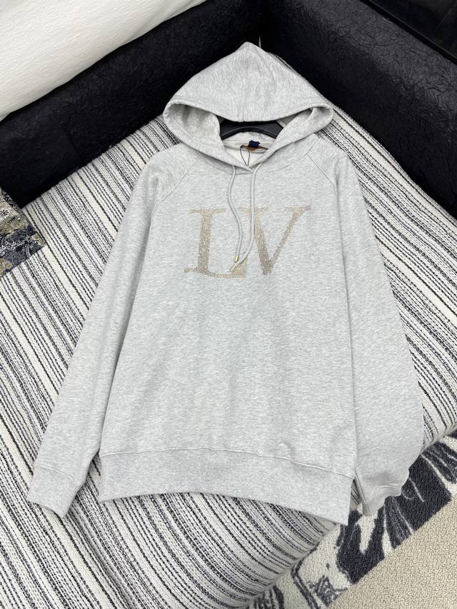 爆款现货 原版定制 Lv｜25早秋经典带帽卫衣 干净利落的裁剪，落肩宽松慵懒版型 面料厚实挺阔有型，袖口弹力螺纹设计 多种穿搭 宽松舒适无束缚感，满满的随性酷辣