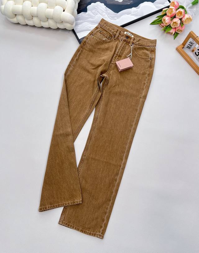 Miumiu新款后袋立体字母简约设计直筒高腰显瘦百搭牛仔裤 是最好穿的直筒版型 不挑腿型 藏肉显高显瘦 有种拉长腿部比例感的魔力 很实穿 蓝色做旧的复古洗水也很