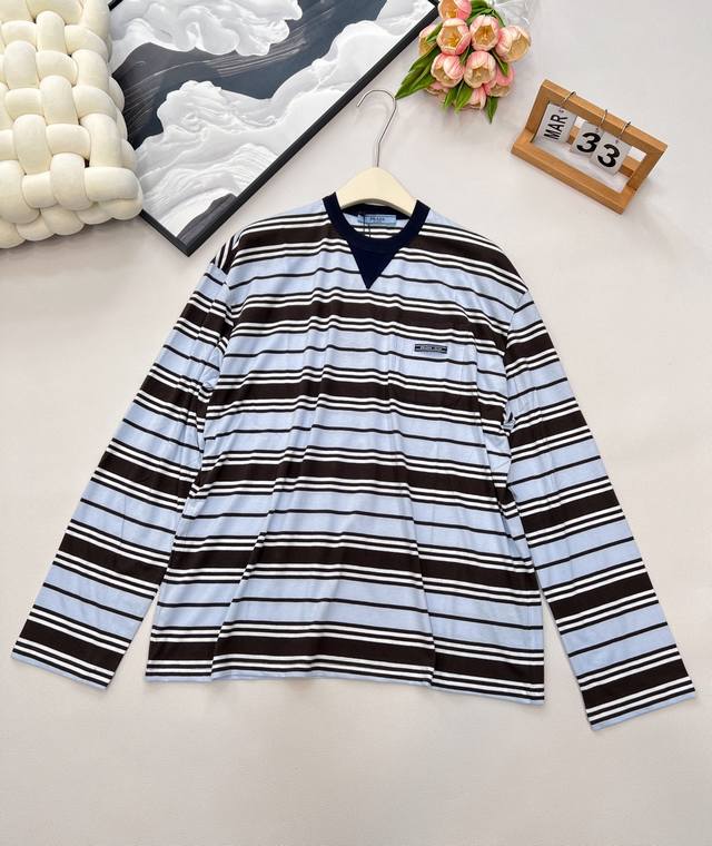 Prada25Ss春夏新款薄荷巧克力条纹长袖圆领T恤丨独家高版出品！超级高级的配色搭配 宽松版型可情侣款穿搭 简约又高级 不挑人上身 胸口口袋与贴标设计 做工品