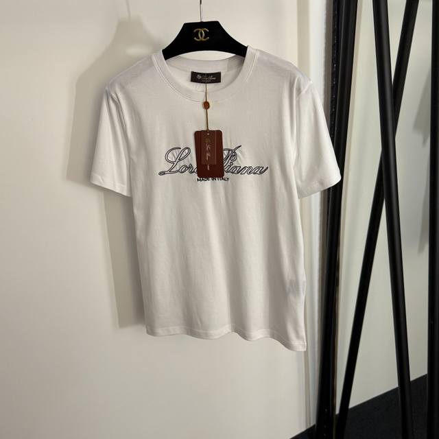 款号20254034 Loro Piana*Lp新款 简约Logo刺绣字母短袖T恤，白色，红色，黑色，Sml， M码；肩宽41，胸围92，袖长19，长61 .