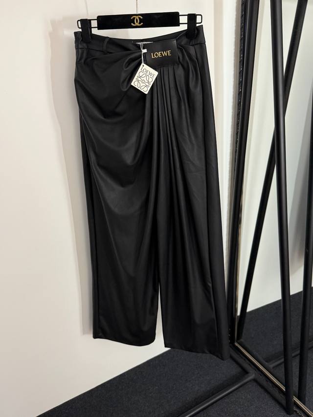款号20254029 Loew*新款 Logo皮标装饰褶皱收腰Pu皮裤 长裤，黑色，S-Xl， M码；腰围68，长103