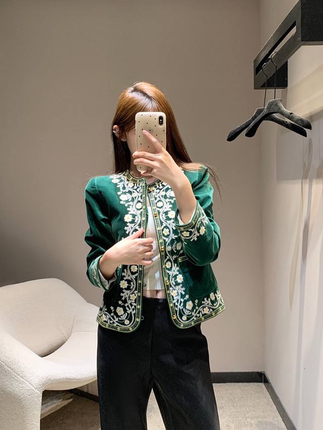 Celin* 25Fw早秋新款 丝绒刺绣圆领洋装外套丨独家高版出品！进口丝绒材质 质感光泽 垂顺有型 正肩圆领外套版型 通体绒面墨绿色打底 垫定复古时尚基调 自