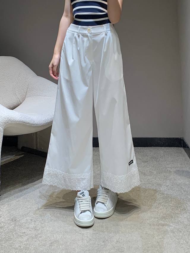 Miumi* 25Ss春夏新款 蕾丝刺绣拼接花边休闲九分裤丨独家高版出品！上身简直太舒服啦！干净利落的裤型 上身轻松拿捏慵懒随性的休闲范儿宽松直筒的版型遮肉显瘦