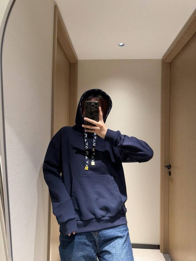 Louisvuitt* 25Fw早秋新款 胸口烫钻花绳印花连帽卫衣丨独家Yb开发！高版出品！抽绳处的椭圆形鸡眼和方形吊粒，包括抽绳和帽里印花都是定位对花的！细节