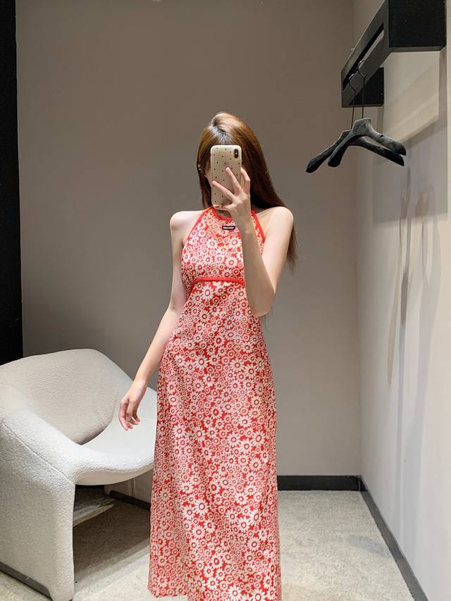 Miumi* 25Ss春夏新款 红色碎花挂脖连衣裙丨独家Yb开发！高版出品！重磅丝质感飘逸轻盈 暗扣挂脖设计 直筒裙摆优雅高级又时髦 又欲又纯的气质减龄单品 版